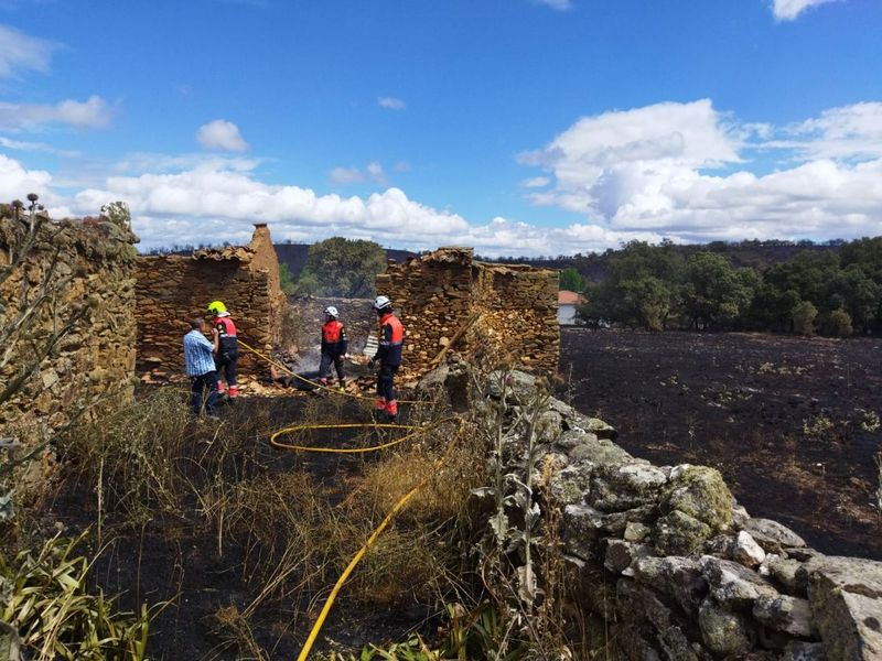 Bomberos de Salamanca trabajan en la extinción del incendio en la Sierra de la Culebra