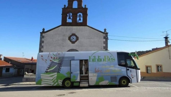 Bibliobús en un pueblo de la provincia de Salamanca