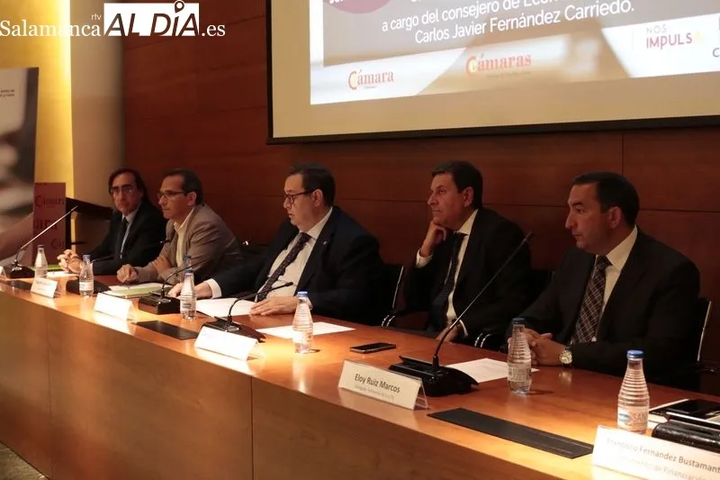 El consejero de Economía y Hacienda, Carlos Fernández Carriedo, presenta a los empresarios de Salamanca las medidas de apoyo económico de la Plataforma Financiera. Foto de David Sañudo