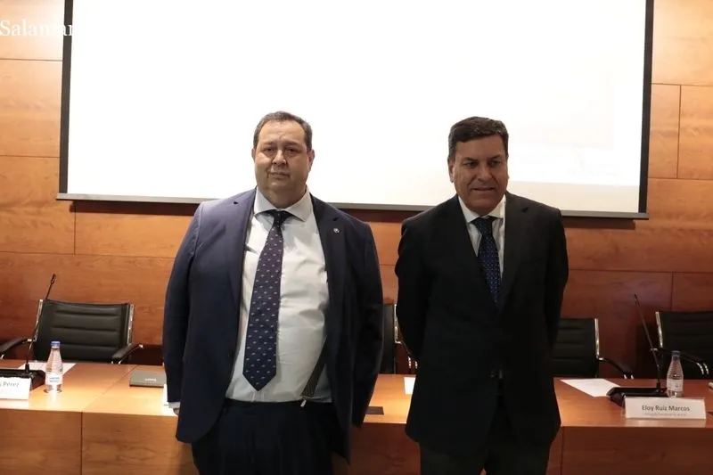 El consejero de Economía y Hacienda, Carlos Fernández Carriedo, presenta a los empresarios de Salamanca las medidas de apoyo económico de la Plataforma Financiera. Foto de David Sañudo