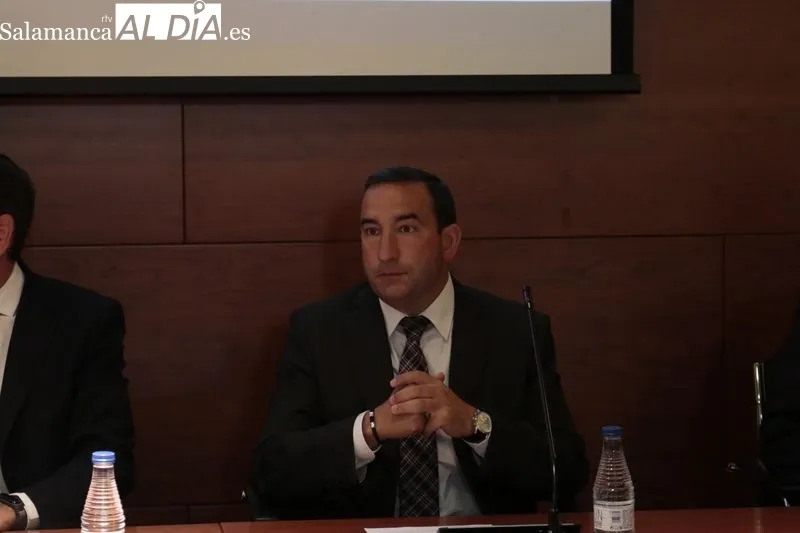 El consejero de Economía y Hacienda, Carlos Fernández Carriedo, presenta a los empresarios de Salamanca las medidas de apoyo económico de la Plataforma Financiera. Foto de David Sañudo