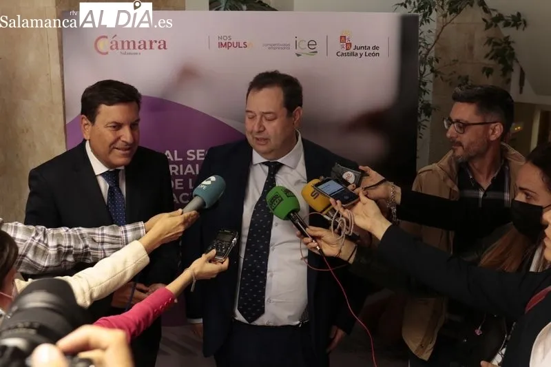 El consejero de Economía y Hacienda, Carlos Fernández Carriedo, presenta a los empresarios de Salamanca las medidas de apoyo económico de la Plataforma Financiera. Foto de David Sañudo