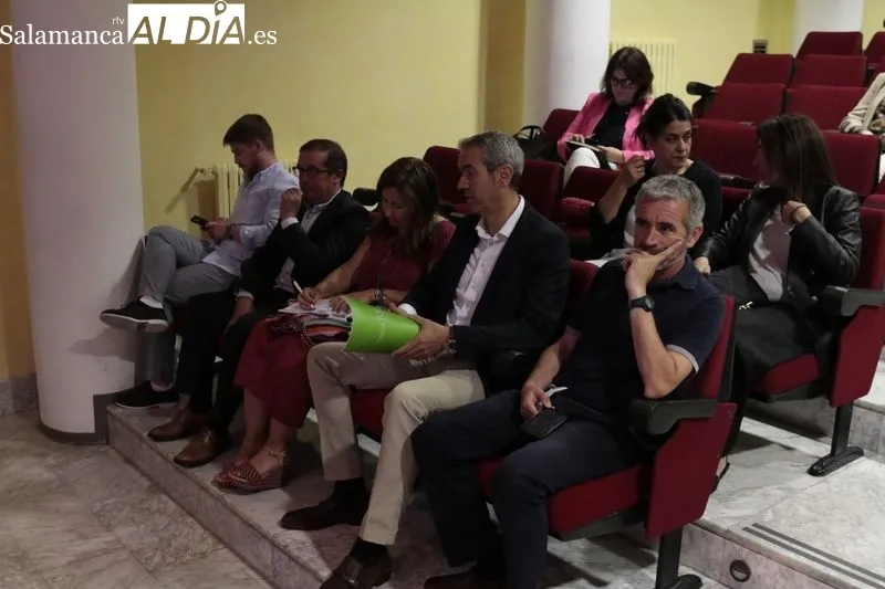 El consejero de Economía y Hacienda, Carlos Fernández Carriedo, presenta a los empresarios de Salamanca las medidas de apoyo económico de la Plataforma Financiera. Foto de David Sañudo