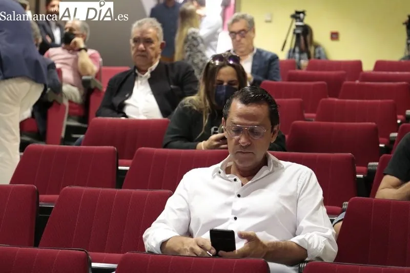 El consejero de Economía y Hacienda, Carlos Fernández Carriedo, presenta a los empresarios de Salamanca las medidas de apoyo económico de la Plataforma Financiera. Foto de David Sañudo