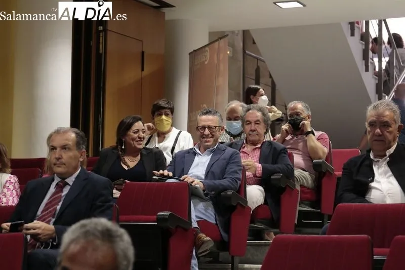 El consejero de Economía y Hacienda, Carlos Fernández Carriedo, presenta a los empresarios de Salamanca las medidas de apoyo económico de la Plataforma Financiera. Foto de David Sañudo