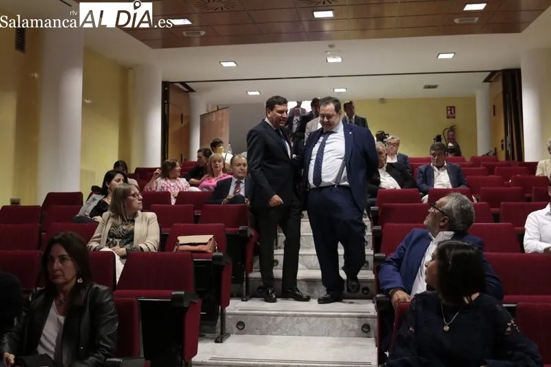 El consejero de Economía y Hacienda, Carlos Fernández Carriedo, presenta a los empresarios de Salamanca las medidas de apoyo económico de la Plataforma Financiera. Foto de David Sañudo