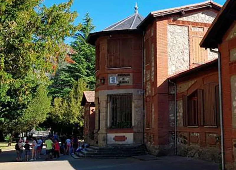 Foto 2 - El Ayuntamiento de Candelario consigue la cesi&oacute;n del Albergue del Parque Municipal