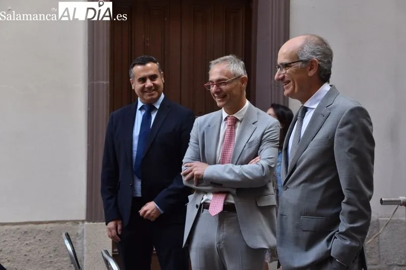 Encuentro del presidente de la Diputación de Salamanca, Javier Iglesias, y el rector de la Universidad de Salamanca, Ricardo Rivero, con los egresados participantes en el Plan de Empleo Juvenil 2021-2022 promovido por ambas instituciones en Ayuntamientos 