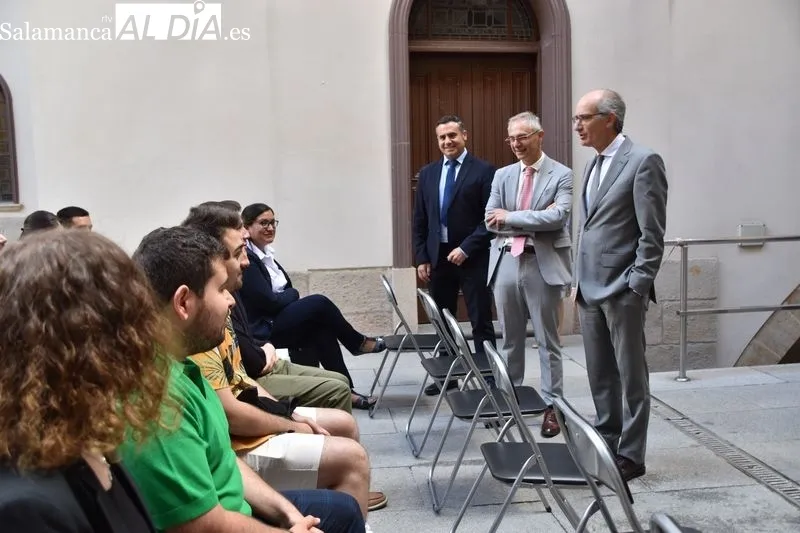 Encuentro del presidente de la Diputación de Salamanca, Javier Iglesias, y el rector de la Universidad de Salamanca, Ricardo Rivero, con los egresados participantes en el Plan de Empleo Juvenil 2021-2022 promovido por ambas instituciones en Ayuntamientos 