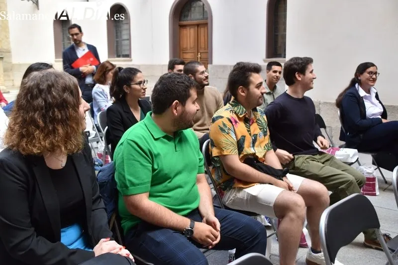 Encuentro del presidente de la Diputación de Salamanca, Javier Iglesias, y el rector de la Universidad de Salamanca, Ricardo Rivero, con los egresados participantes en el Plan de Empleo Juvenil 2021-2022 promovido por ambas instituciones en Ayuntamientos 