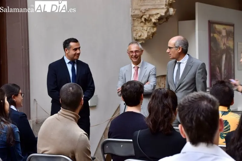 Encuentro del presidente de la Diputación de Salamanca, Javier Iglesias, y el rector de la Universidad de Salamanca, Ricardo Rivero, con los egresados participantes en el Plan de Empleo Juvenil 2021-2022 promovido por ambas instituciones en Ayuntamientos 