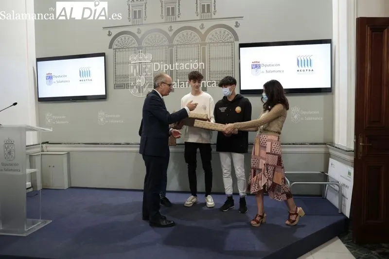 Entrega de los premios a escolares del VI Concurso de Vídeos de Educación Tributaria, en la Diputación de Salamanca. Foto de David Sañudo