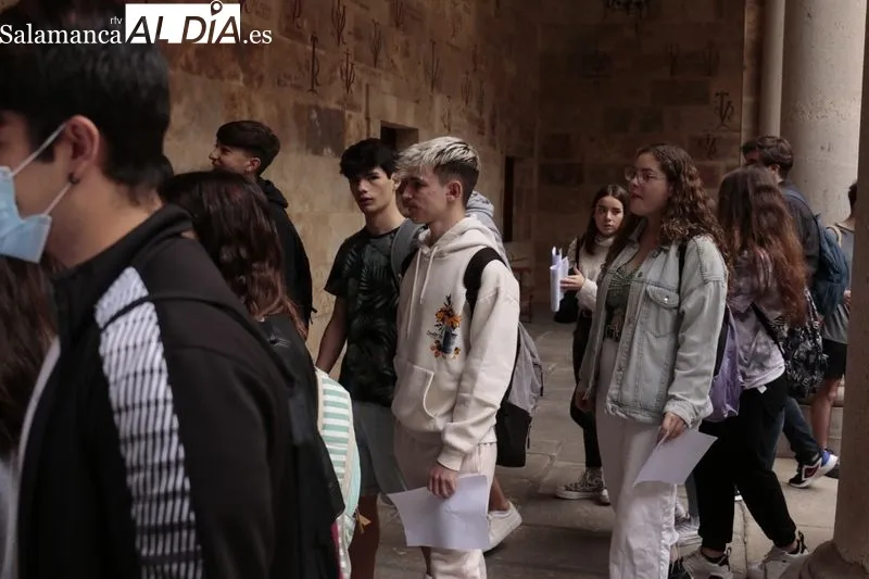 Estudiantes en el Palacio de Anaya, con motivo del comienzo de los exámenes de la EBAU. Foto de David Sañudo