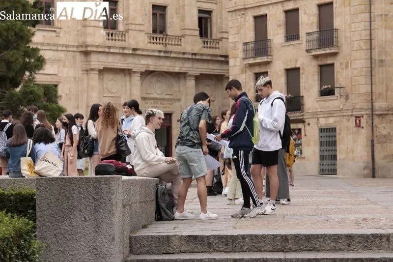 Estudiantes en el Palacio de Anaya, con motivo del comienzo de los exámenes de la EBAU. Foto de David Sañudo