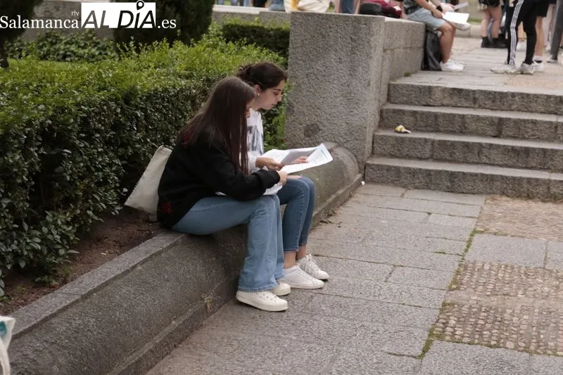Estudiantes en el Palacio de Anaya, con motivo del comienzo de los exámenes de la EBAU. Foto de David Sañudo