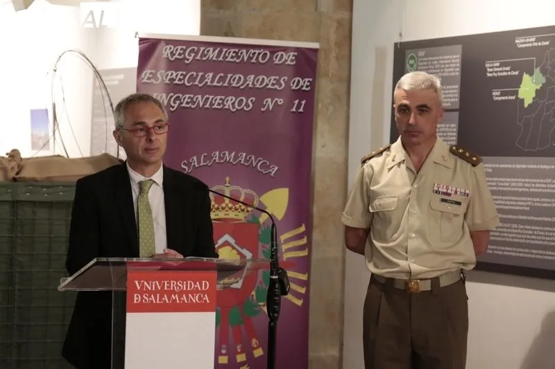 Exposición sobre los ingenieros salmantinos del Regimiento de Especialidades de Ingenieros (REI) nº 11 en Afganistán, en el Patio de Escuelas Menores. Foto de David Sañudo