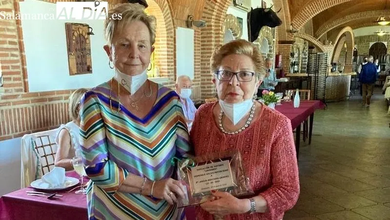 Los jubilados participaron en los juegos tradicionales de los bolos y la rana.