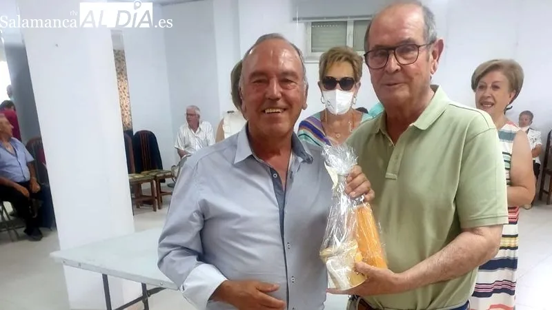 Los jubilados participaron en los juegos tradicionales de los bolos y la rana.