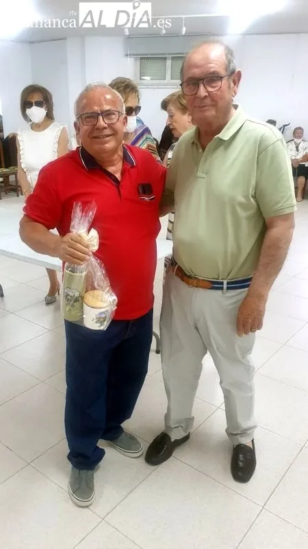 Los jubilados participaron en los juegos tradicionales de los bolos y la rana.