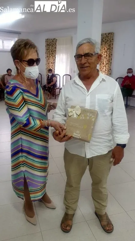Los jubilados participaron en los juegos tradicionales de los bolos y la rana.