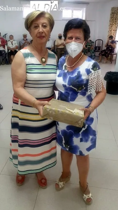 Los jubilados participaron en los juegos tradicionales de los bolos y la rana.