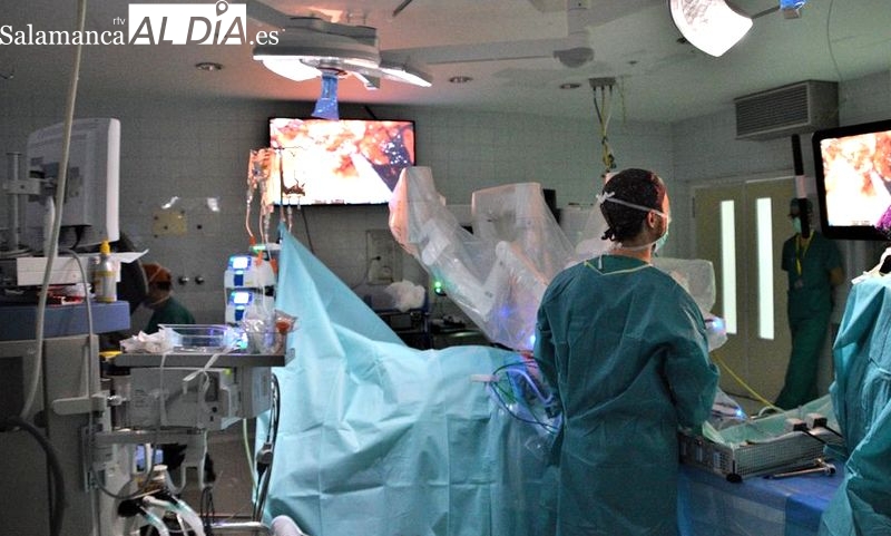 Operación con el robot Da Vinci en el Hospital de Salamanca. Foto de archivo