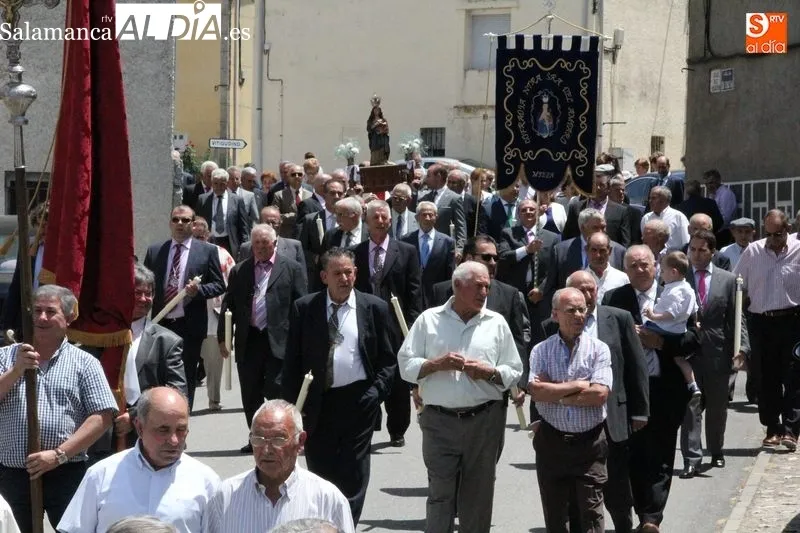 Procesión de la Virgen del Amparo por las calles de Mieza el Domingo de Trinidad / CORRAL