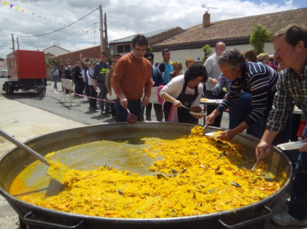 Las fiestas del Corpus y la gran degustación de paella vuelven desde este viernes al Campo de Peñaranda. Archivo