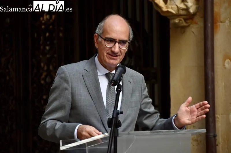 Encuentro del presidente de la Diputación de Salamanca, Javier Iglesias, y el rector de la Universidad de Salamanca, Ricardo Rivero, con los egresados participantes en el Plan de Empleo Juvenil 2021-2022 promovido por ambas instituciones en Ayuntamientos 