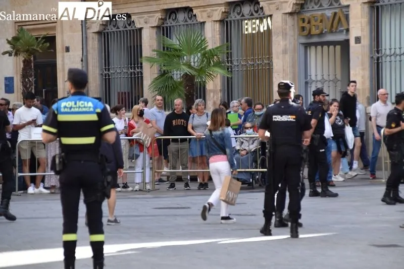 Imágenes del entorno del Teatro Liceo antes de la llegada de la Reina Sofía
