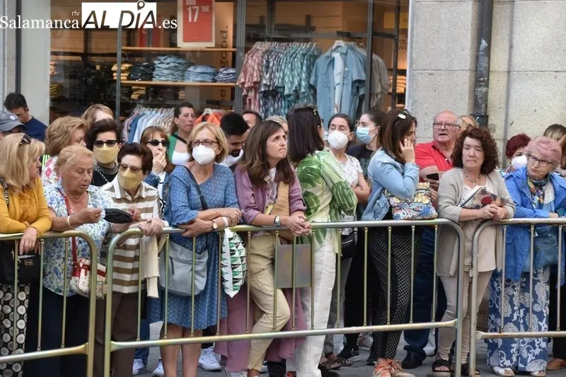 Imágenes del entorno del Teatro Liceo antes de la llegada de la Reina Sofía