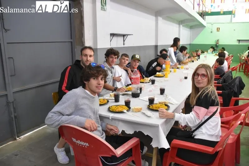 Paella popular y solidaria en Vecinos