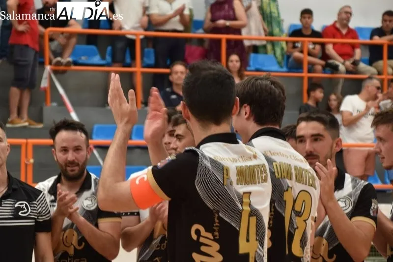 Foto 12 - Unionistas FS asciende a Segunda B tras imponerse en la final del playoff (10-0)