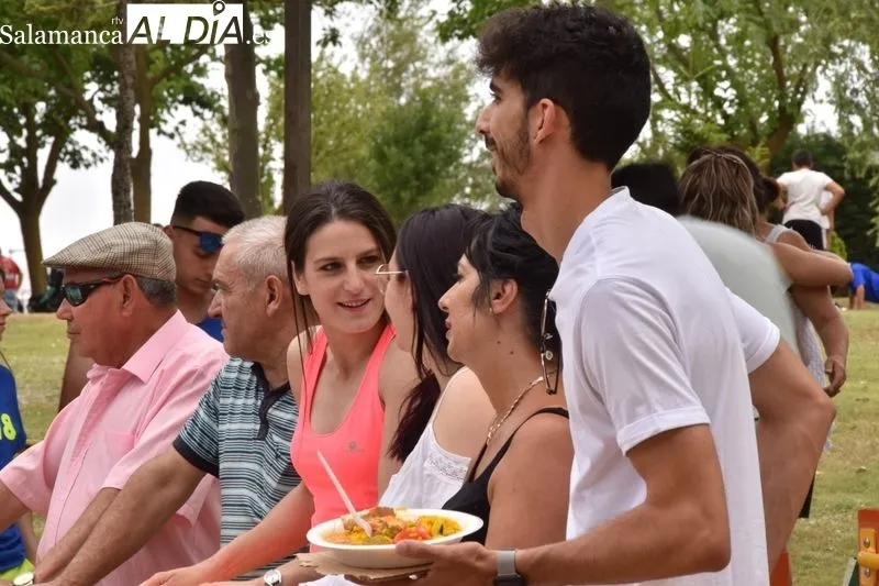 Imágenes de la paella popular este mediodía en Cabrerizos