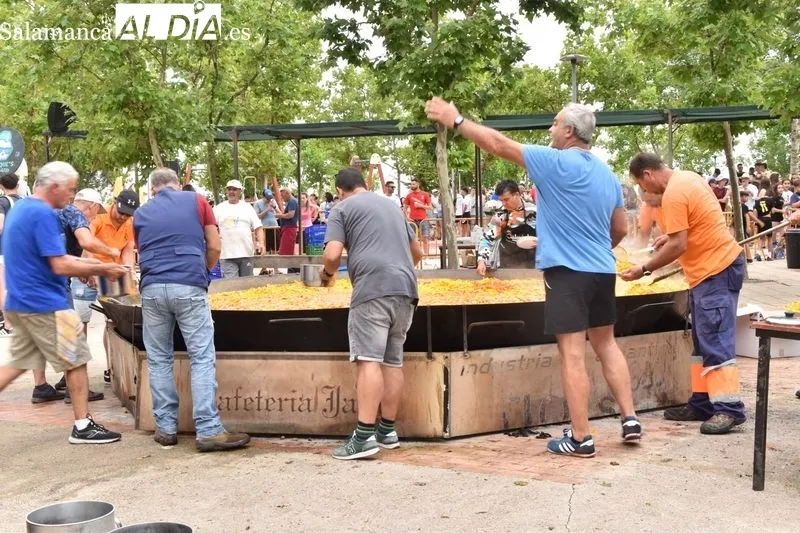Imágenes de la paella popular este mediodía en Cabrerizos