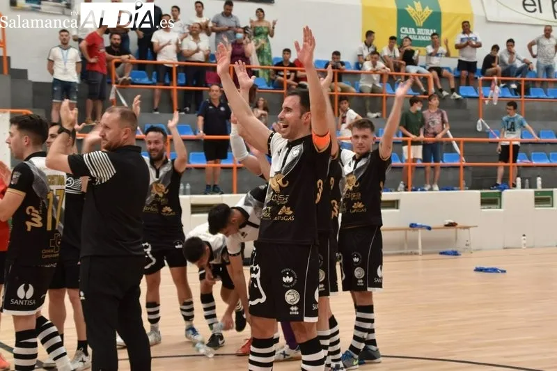 Foto 11 - Unionistas FS asciende a Segunda B tras imponerse en la final del playoff (10-0)