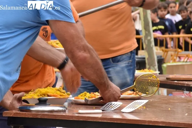 Imágenes de la paella popular este mediodía en Cabrerizos