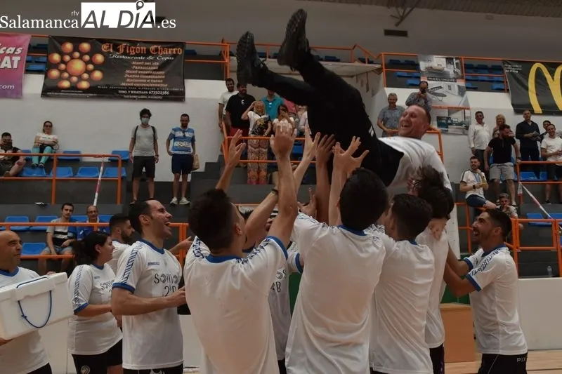 Foto 4 - Unionistas FS asciende a Segunda B tras imponerse en la final del playoff (10-0)