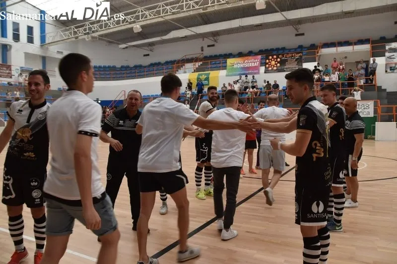 Foto 8 - Unionistas FS asciende a Segunda B tras imponerse en la final del playoff (10-0)