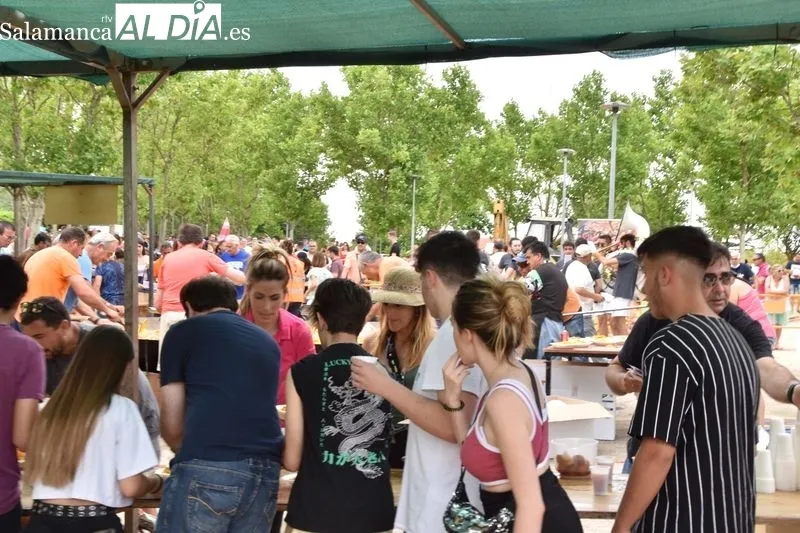 Imágenes de la paella popular este mediodía en Cabrerizos