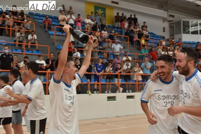 Foto 6 - Unionistas FS asciende a Segunda B tras imponerse en la final del playoff (10-0)