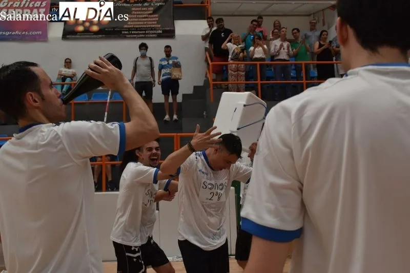 Foto 3 - Unionistas FS asciende a Segunda B tras imponerse en la final del playoff (10-0)