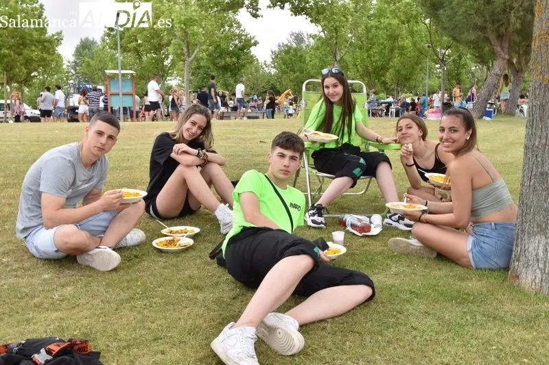 Imágenes de la paella popular este mediodía en Cabrerizos