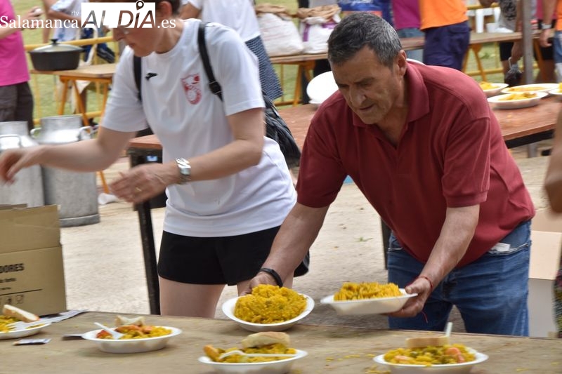 Imágenes de la paella popular este mediodía en Cabrerizos