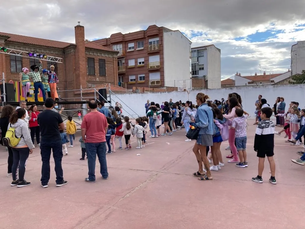 El patio del CEIP Miguel de Unamuno ha celebrado con una fiesta teatral el final de curso