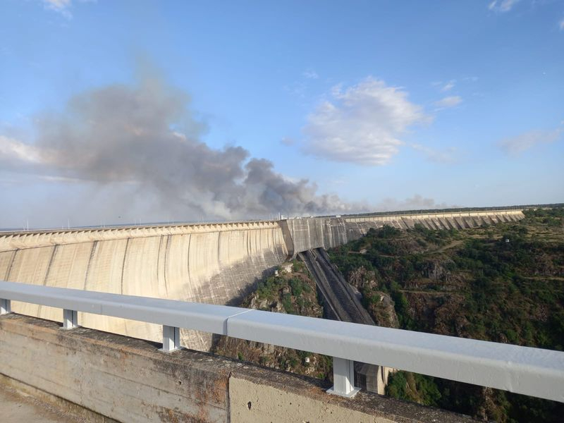 Incendio entre Almendra y El Manzano visto desde el pantano.  Foto: @Infocyl