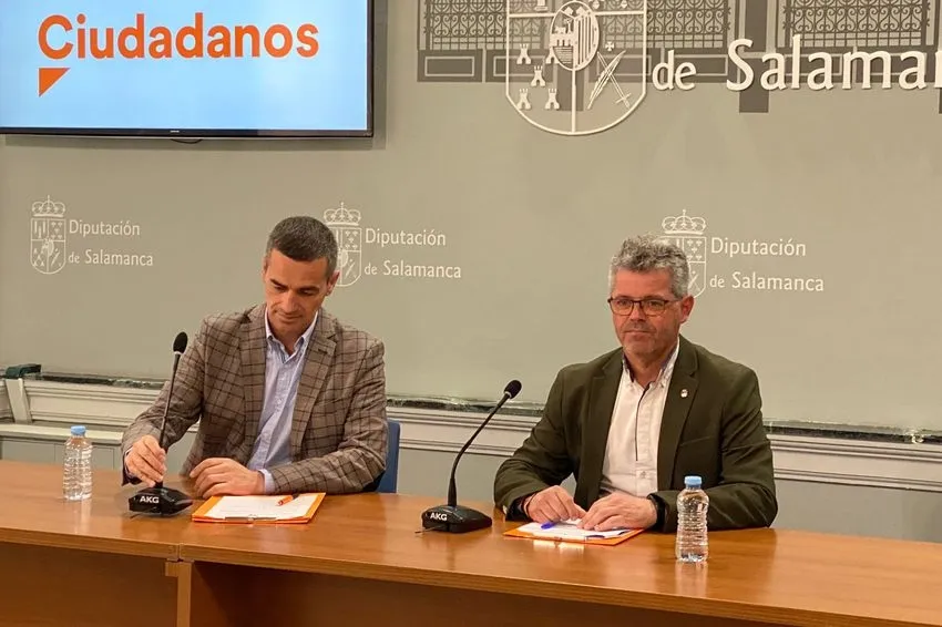 Jesús Luis de San Antonio y Manuel Hernández, diputados de la formación liberal durante la rueda de rpensa ofrecida este lunes en La Salina  