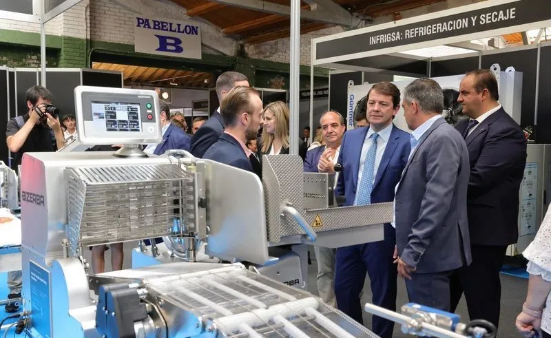 El presidente de la Junta de Castilla y León, Alfonso Fernández Mañueco, en la jornada inaugural de la XX Feria de la Industria Cárnica de Guijuelo, junto al alcalde de la localidad, Roberto Martín.