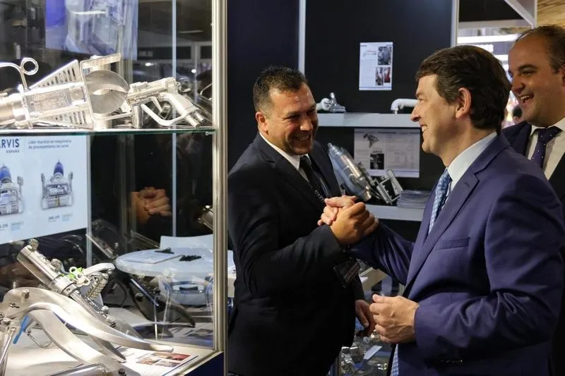 El presidente de la Junta de Castilla y León, Alfonso Fernández Mañueco, en la jornada inaugural de la XX Feria de la Industria Cárnica de Guijuelo, junto al alcalde de la localidad, Roberto Martín.