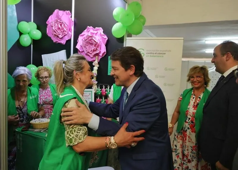 El presidente de la Junta de Castilla y León, Alfonso Fernández Mañueco, en la jornada inaugural de la XX Feria de la Industria Cárnica de Guijuelo, junto al alcalde de la localidad, Roberto Martín.